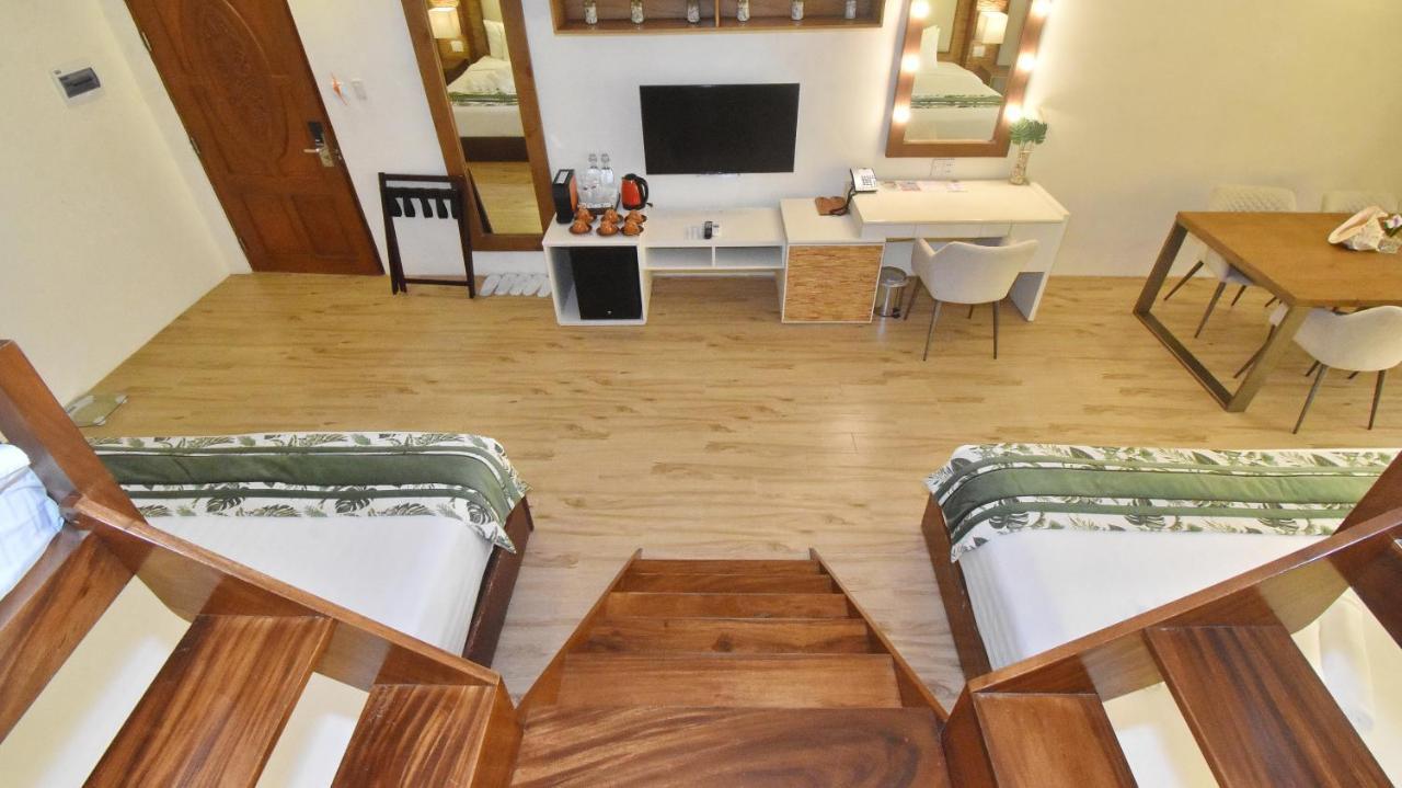 แอมบาสเดอร์ อิน พาราไดซ์ Hotel Balabag  ภายนอก รูปภาพ A room at the hotel