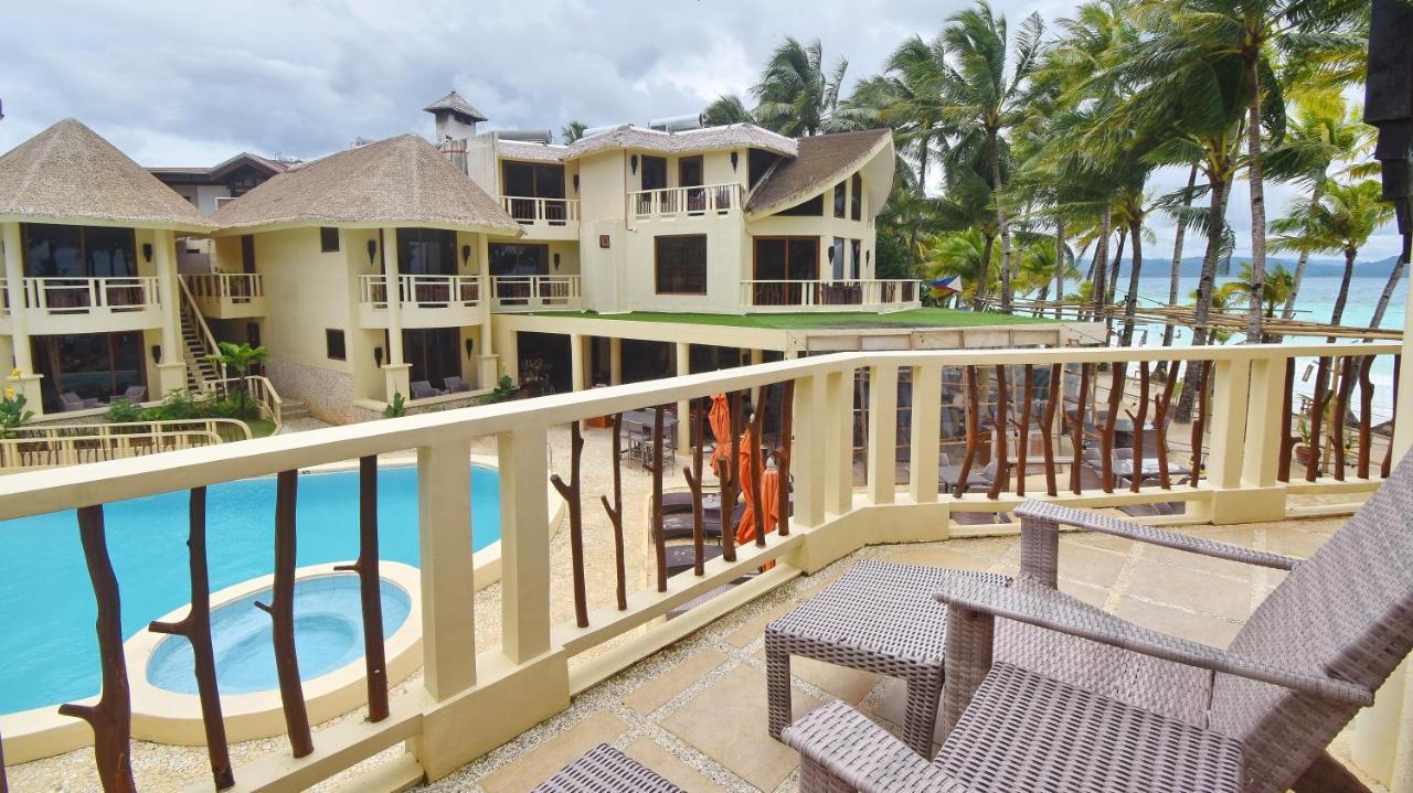 แอมบาสเดอร์ อิน พาราไดซ์ Hotel Balabag  ภายนอก รูปภาพ The pool at the resort