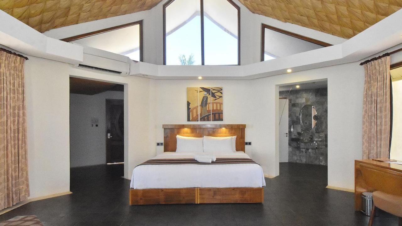 แอมบาสเดอร์ อิน พาราไดซ์ Hotel Balabag  ภายนอก รูปภาพ A bedroom at the resort