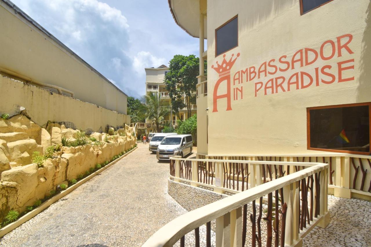 แอมบาสเดอร์ อิน พาราไดซ์ Hotel Balabag  ภายนอก รูปภาพ The hotel's entrance