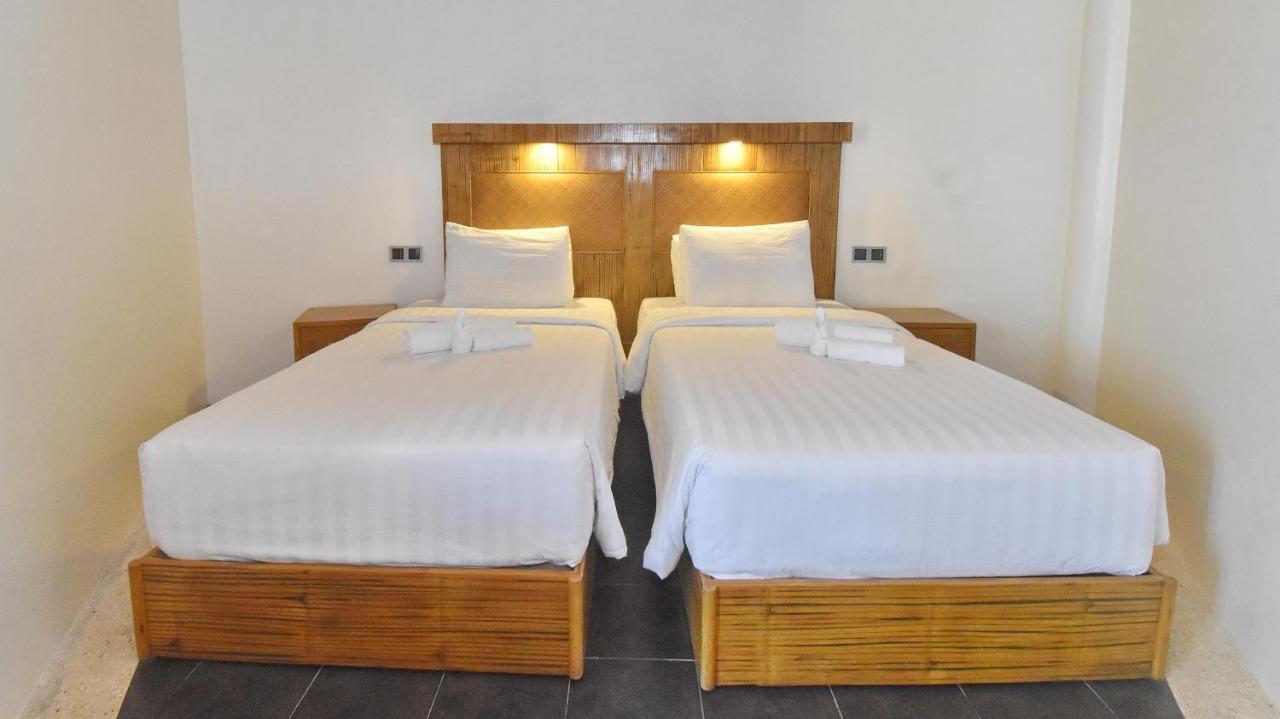 แอมบาสเดอร์ อิน พาราไดซ์ Hotel Balabag  ภายนอก รูปภาพ A room at the hotel