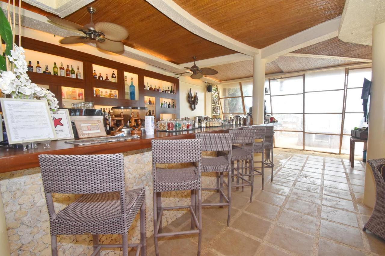 แอมบาสเดอร์ อิน พาราไดซ์ Hotel Balabag  ภายนอก รูปภาพ The bar at the Sky Bar