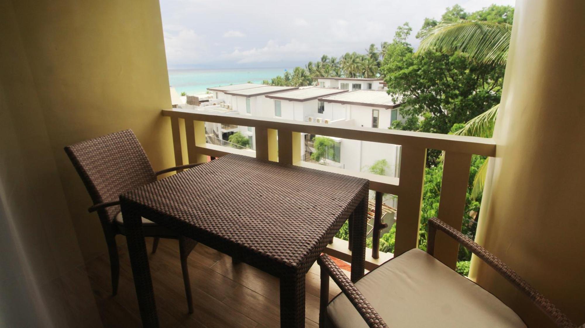 แอมบาสเดอร์ อิน พาราไดซ์ Hotel Balabag  ภายนอก รูปภาพ A balcony