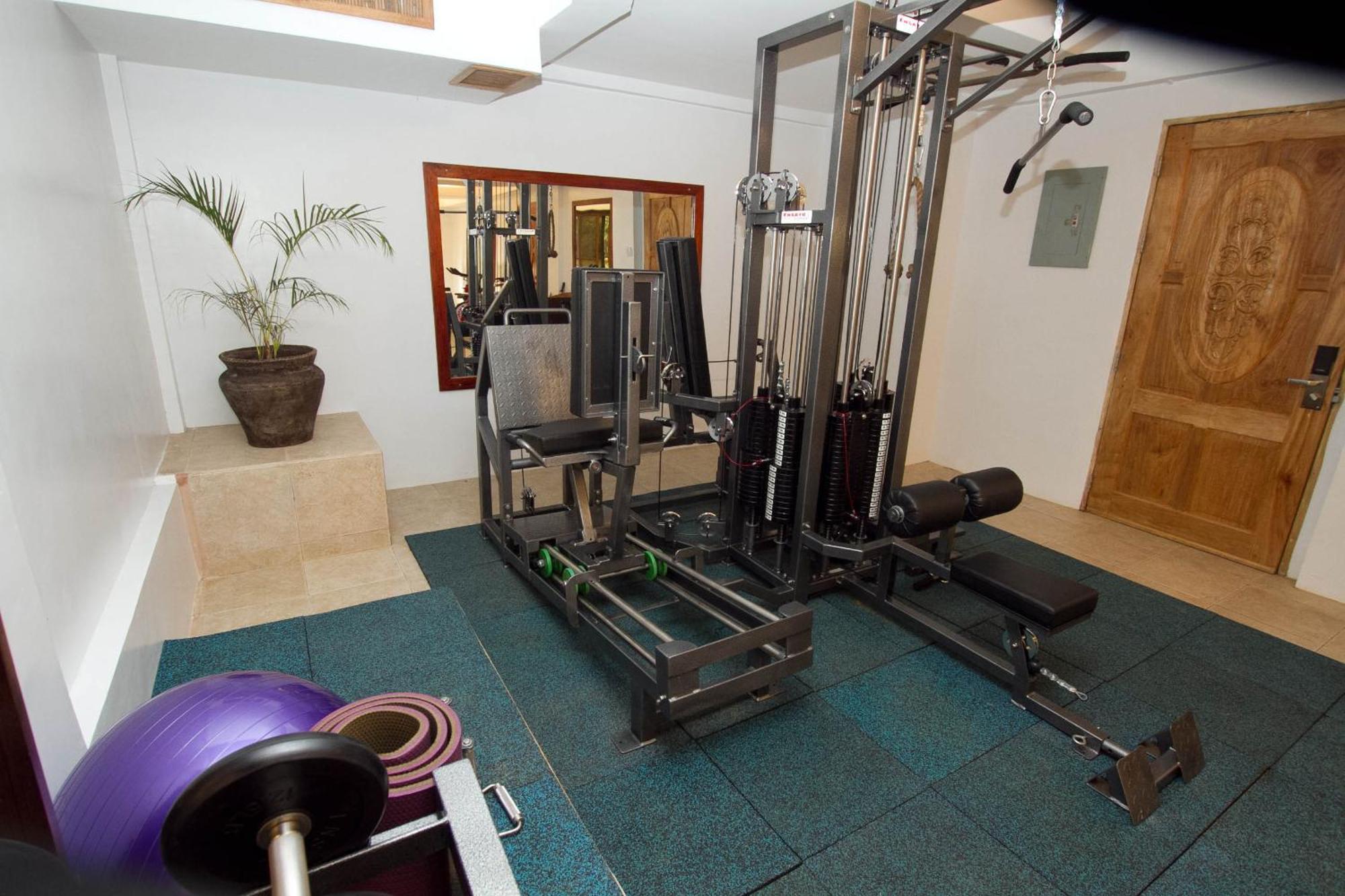 แอมบาสเดอร์ อิน พาราไดซ์ Hotel Balabag  ภายนอก รูปภาพ A typical home gym