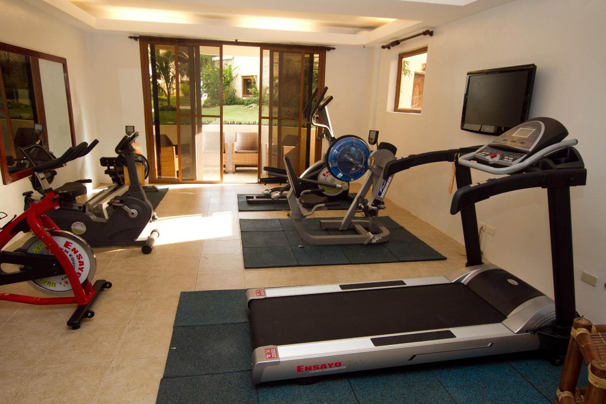 แอมบาสเดอร์ อิน พาราไดซ์ Hotel Balabag  ภายนอก รูปภาพ A home gym