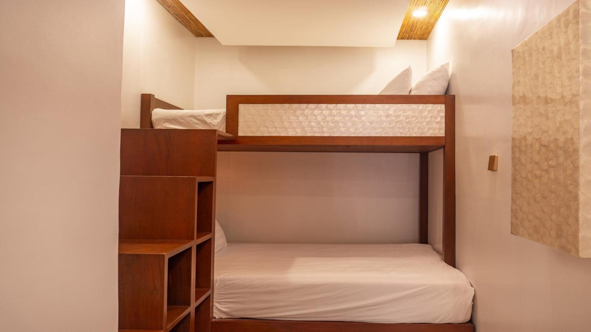 แอมบาสเดอร์ อิน พาราไดซ์ Hotel Balabag  ภายนอก รูปภาพ A bunk bed