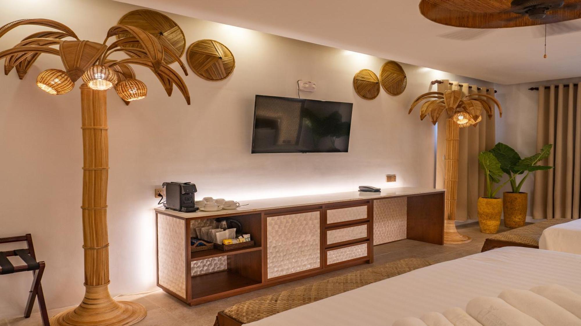 แอมบาสเดอร์ อิน พาราไดซ์ Hotel Balabag  ภายนอก รูปภาพ A room at the resort